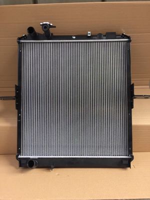 700p 4hk1のラジエーターのトラックのインタークーラーのための水漕のIsuzuのラジエーターのアッセンブリ